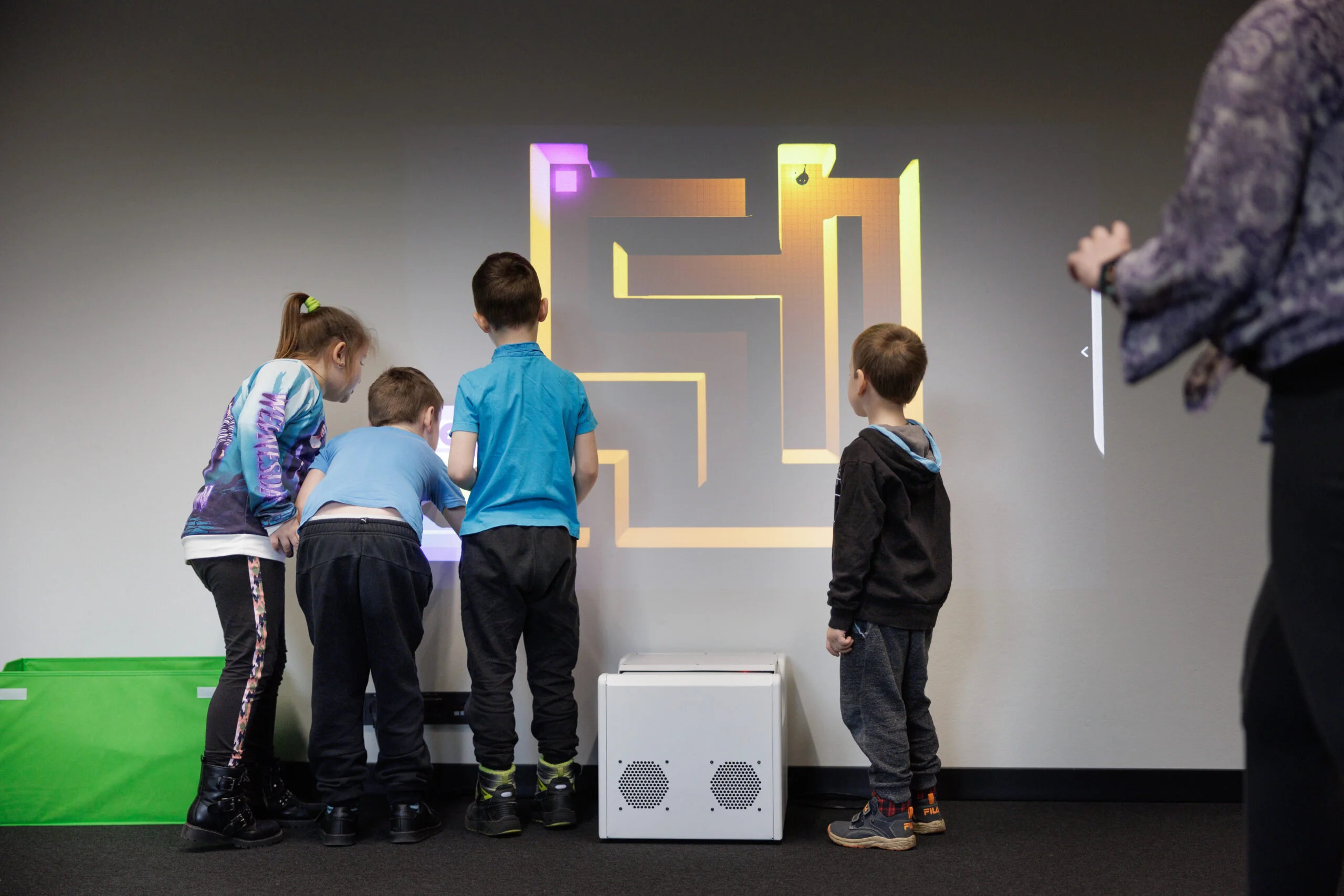 medienlb-knowla-box-hardware-interaktiver-projektor-boden-wand image 4