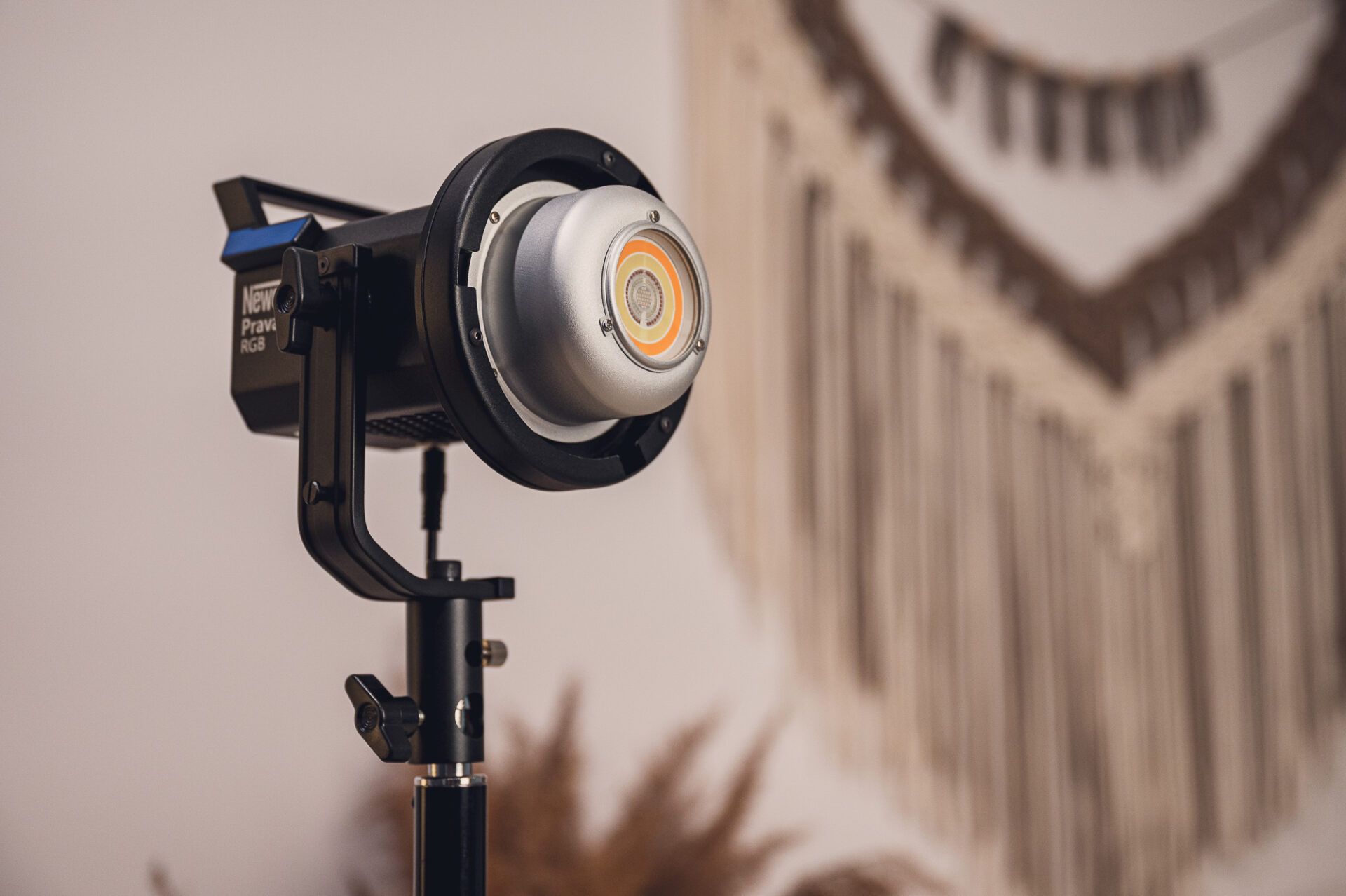 newell-pravaha-rgb-led-licht-bowens-mit-app-und-effekten image 6