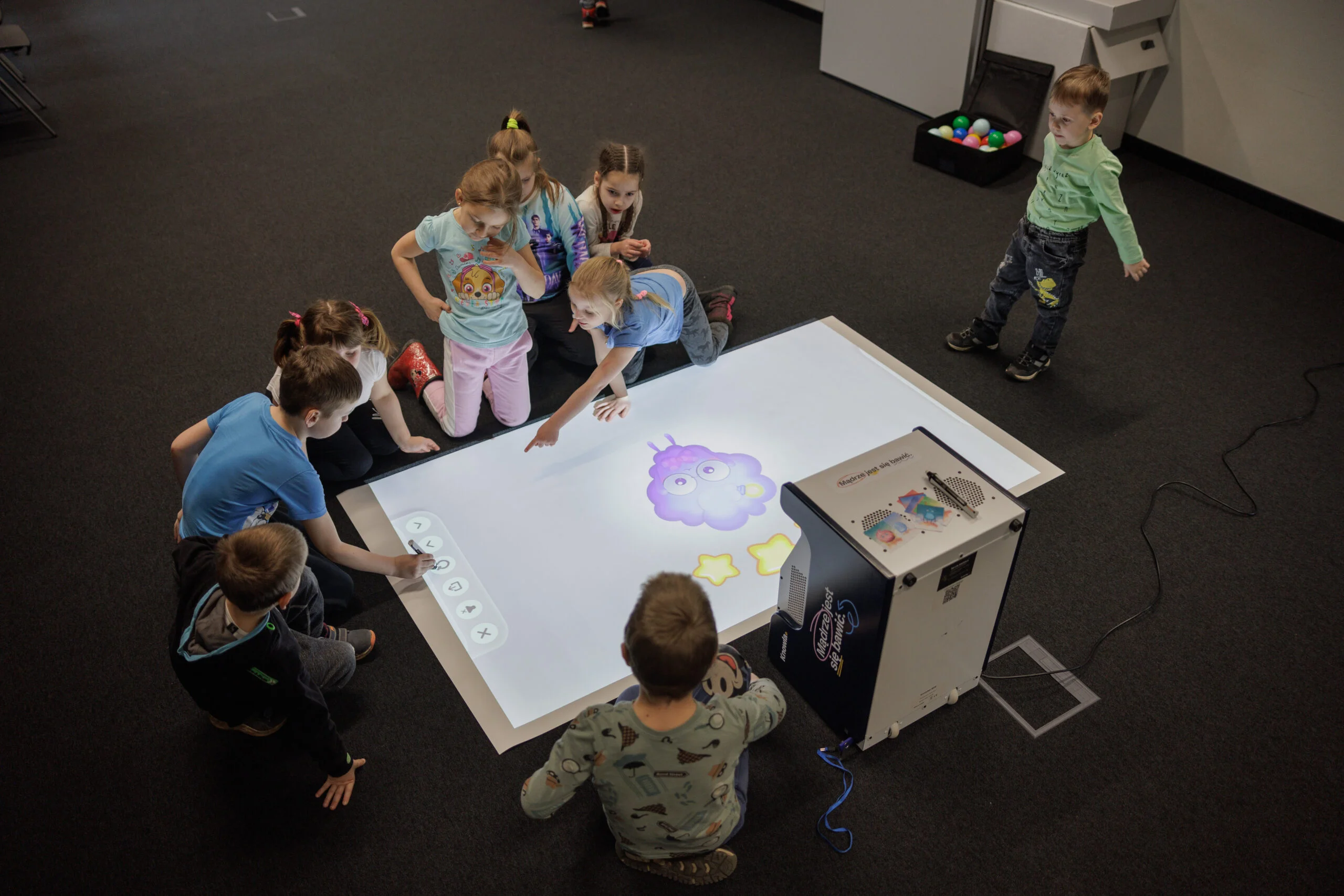 medienlb-knowla-box-hardware-interaktiver-projektor-boden-wand image 5