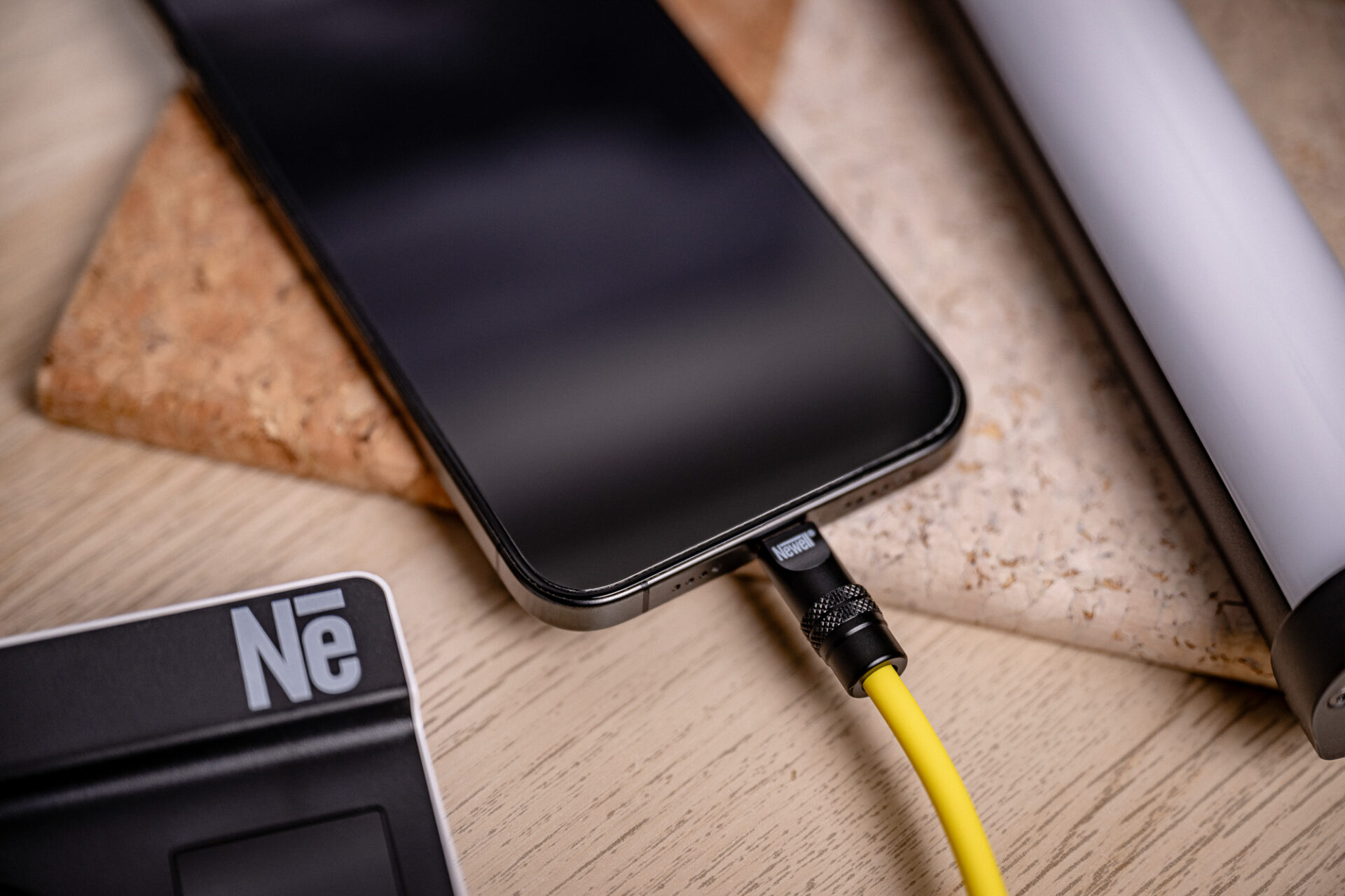 newell-usb-c-auf-usb-c-100w-kabel-2m-gelb-schwarz-silikon image 5