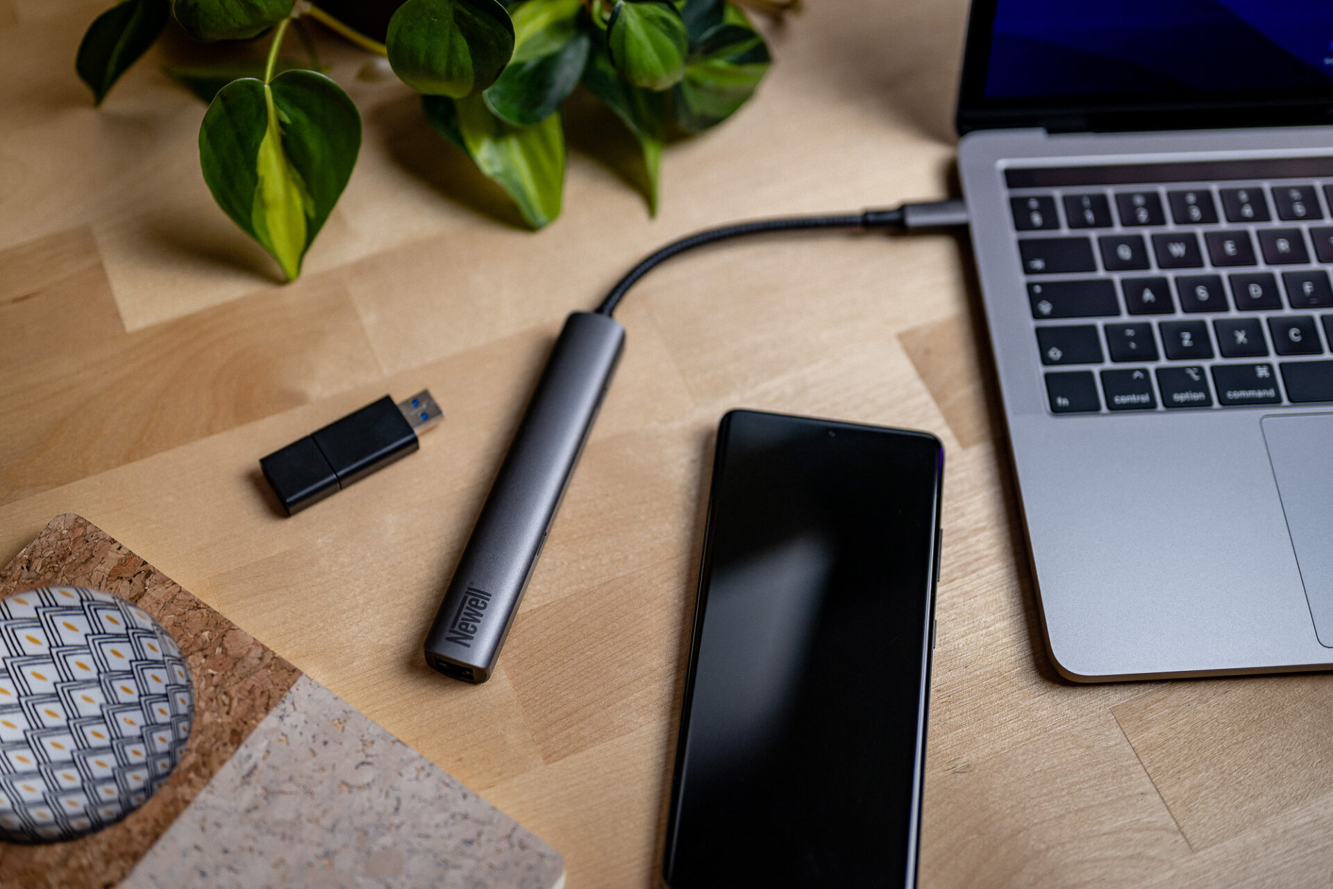 newell-6-in-1-hub-usb-c-adapter-graphite-hdmi-4k-60hz image 7