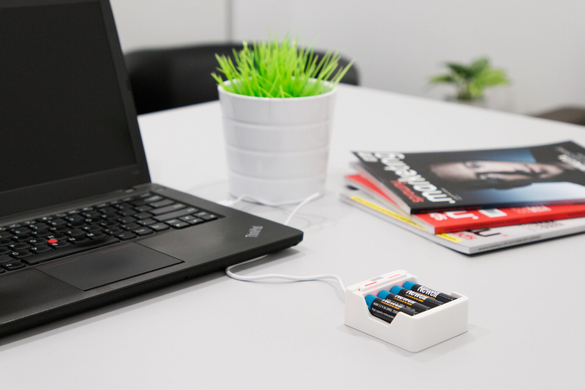 newell-a4-urja-ladeger-t-f-r-aa-aaa-nimh-micro-usb image 6