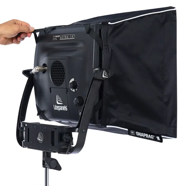 litepanels-astra-1x1-snapbag-softbox-mit-diffusion image 1