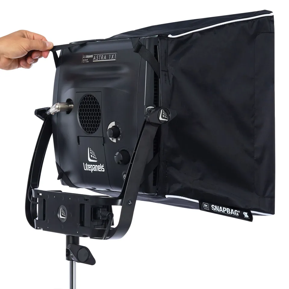 litepanels-astra-1x1-snapbag-softbox-mit-diffusion image 1