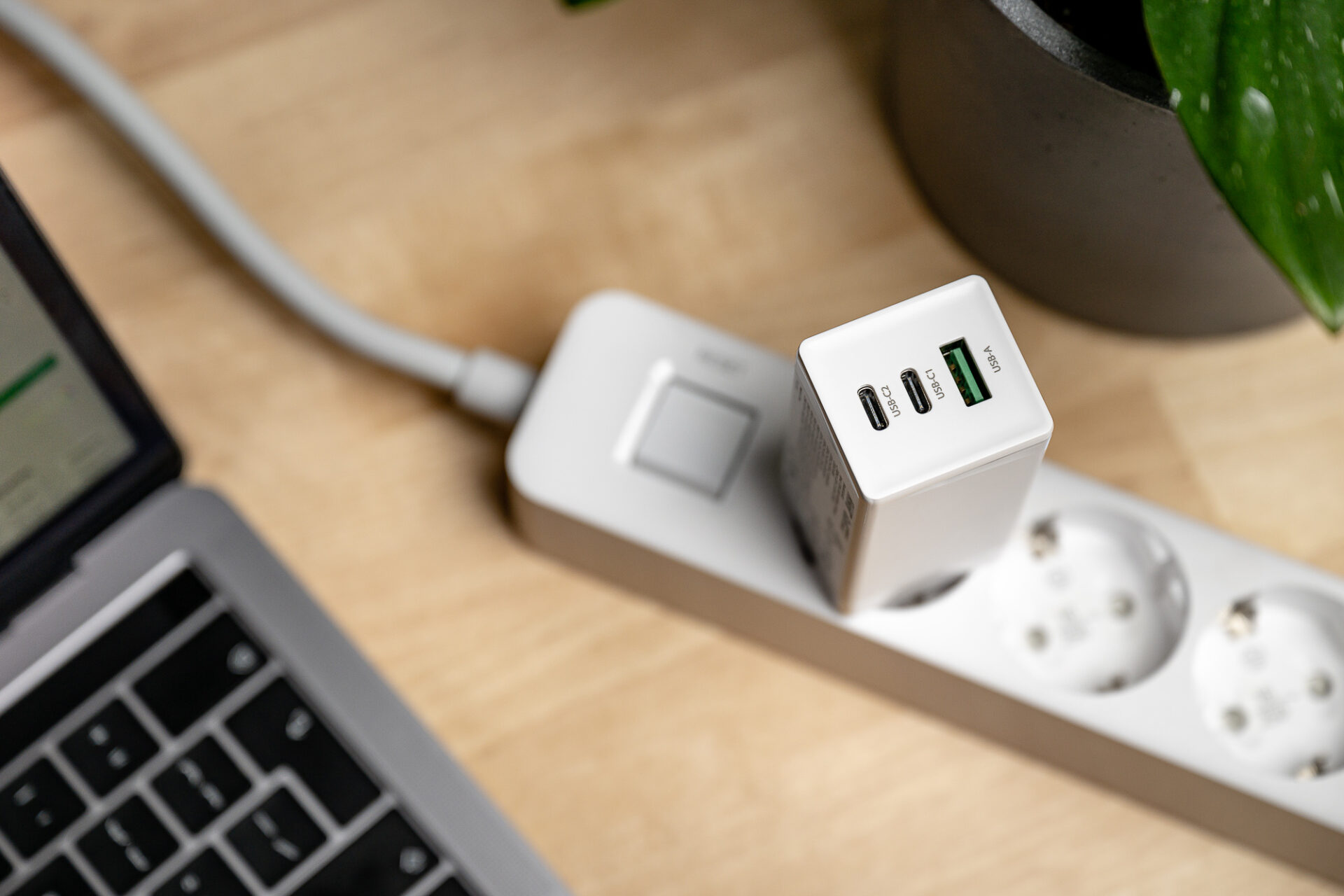 newell-gan-tech-quick-ladeger-t-65w-2x-usb-c-usb-a image 8